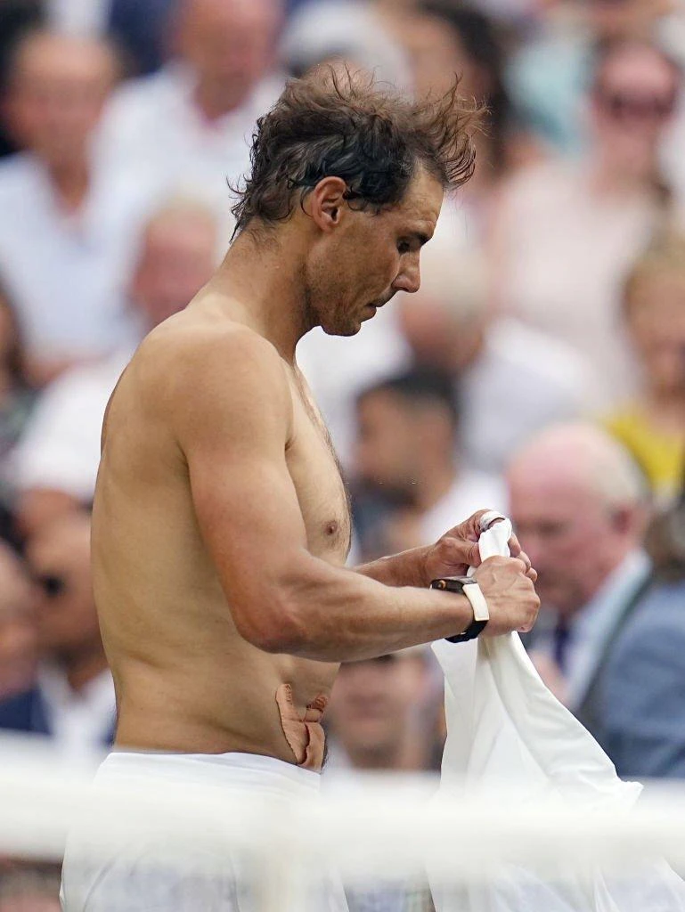 Nadal để lộ phần chấn thương ở vùng bụng. Ảnh: GETTY Nadal để lộ phần chấn thương ở vùng bụng. Ảnh: GETTY