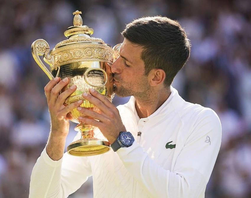 Djokovic nâng cúp vô địch Grand Slam thứ 21. Ảnh: GETTY Djokovic nâng cúp vô địch Grand Slam thứ 21. Ảnh: GETTY
