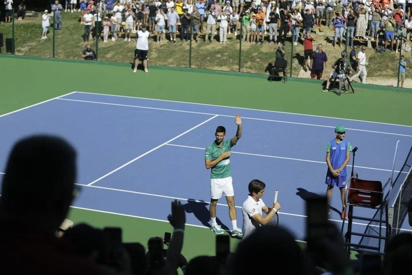 Tay vợt số 7 thế giới - Djokovic vẫy chào các CĐV tại trung tâm quần vợt mới. Ảnh: GETTY Tay vợt số 7 thế giới - Djokovic vẫy chào các CĐV tại trung tâm quần vợt mới. Ảnh: GETTY