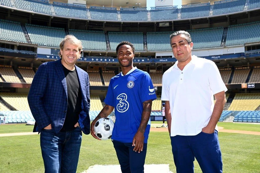 Chelsea ra mắt Raheem Sterling trên SVĐ Dodger, trong chuyến du đấu trước mùa giải tại Mỹ. Ảnh: GETTY Chelsea ra mắt Raheem Sterling trên SVĐ Dodger, trong chuyến du đấu trước mùa giải tại Mỹ. Ảnh: GETTY