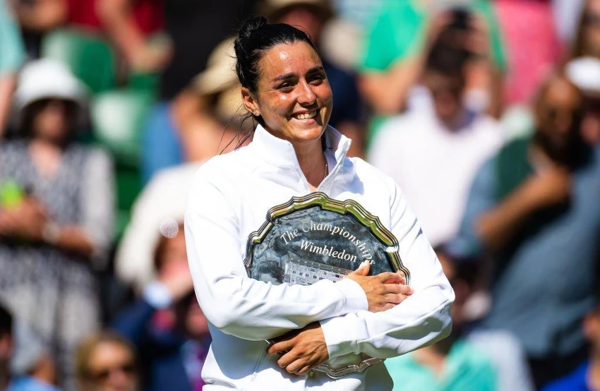 Ons Jabeur và chiếc đĩa bạc tại Wimbledon 2022. Ảnh: GETTY