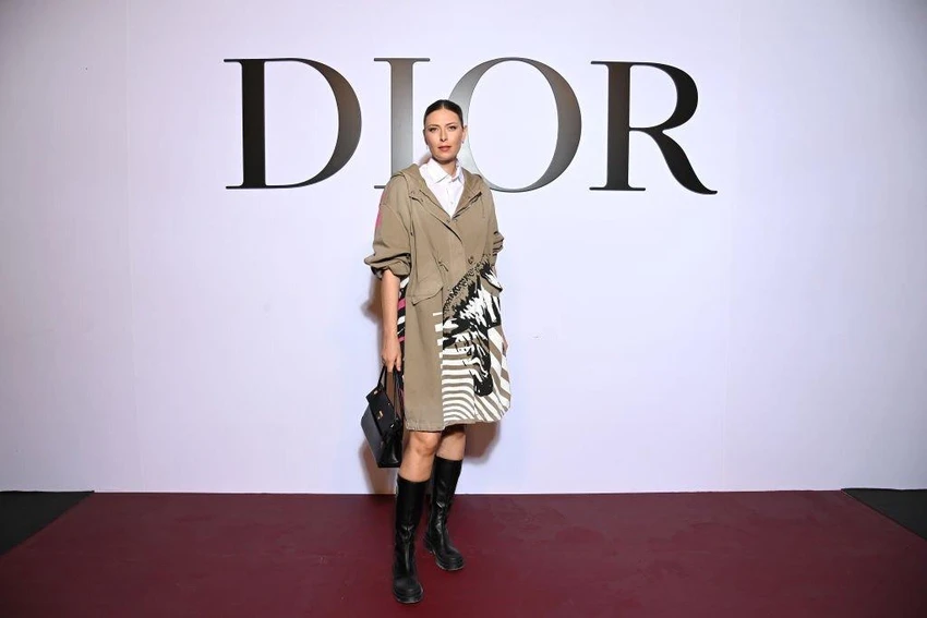 "Búp bê Nga" tạo dáng với trang phục của nhà mốt Dior. Ảnh: GETTY "Búp bê Nga" tạo dáng với trang phục của nhà mốt Dior. Ảnh: GETTY