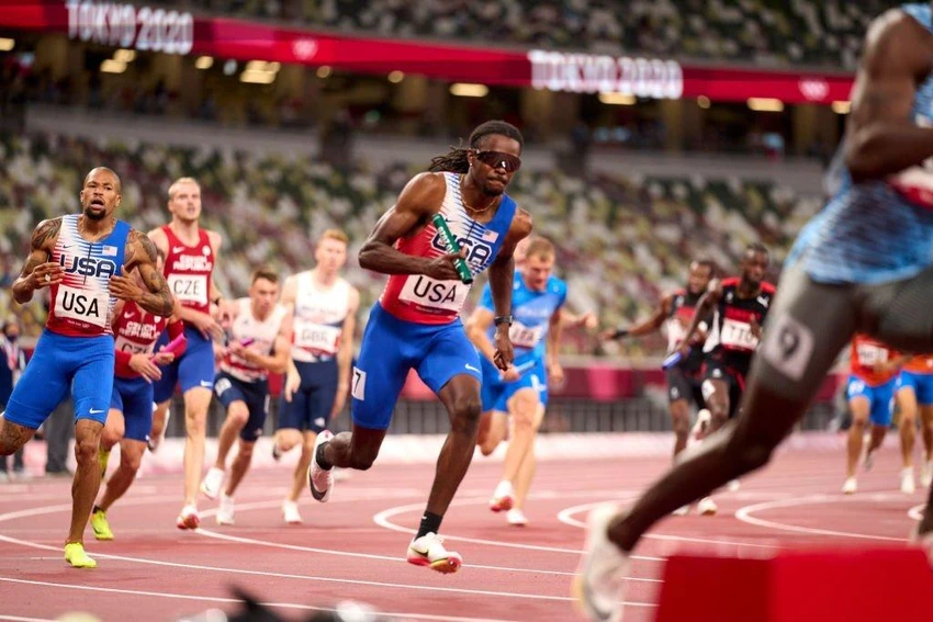 Ross (đeo kính đen) tham gia đợt chạy tiếp sức 4x400 m tại Thế vận hội Tokyo. Ảnh: GETTY Ross (đeo kính đen) tham gia đợt chạy tiếp sức 4x400 m tại Thế vận hội Tokyo. Ảnh: GETTY