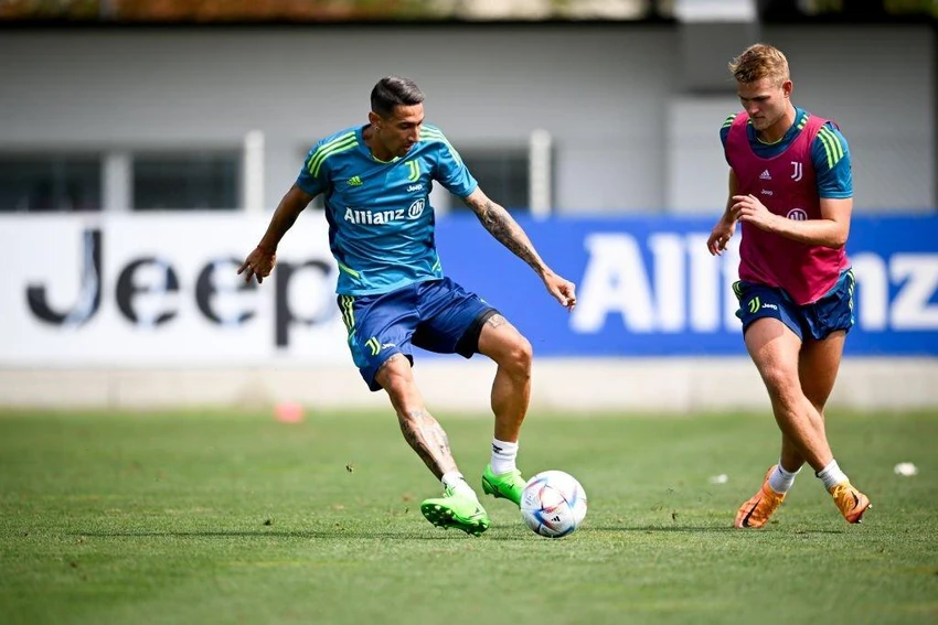 De Ligt (phải) tại buổi tập cuối trong màu áo của Juventus ngày 13-7. Ảnh: GETTY De Ligt (phải) tại buổi tập cuối trong màu áo của Juventus ngày 13-7. Ảnh: GETTY