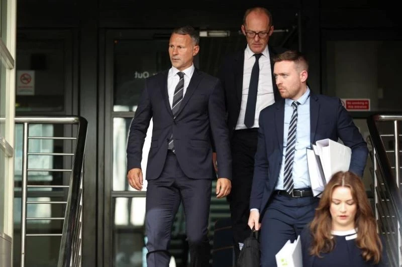 Giggs và đội ngũ luật sư rời phiên tòa ở Manchester. Ảnh: REUTERS Giggs và đội ngũ luật sư rời phiên tòa ở Manchester. Ảnh: REUTERS