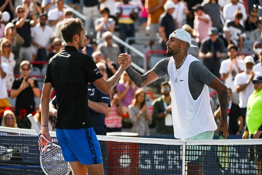 Medvedev bắt tay sau trận thua trước Kyrgios tại Toronto ATP Masters. Ảnh: GETTY