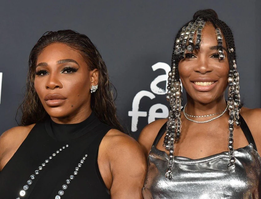 Serena và chị gái Venus trong ngày ra mắt bộ phim King Richard. Ảnh: GETTY