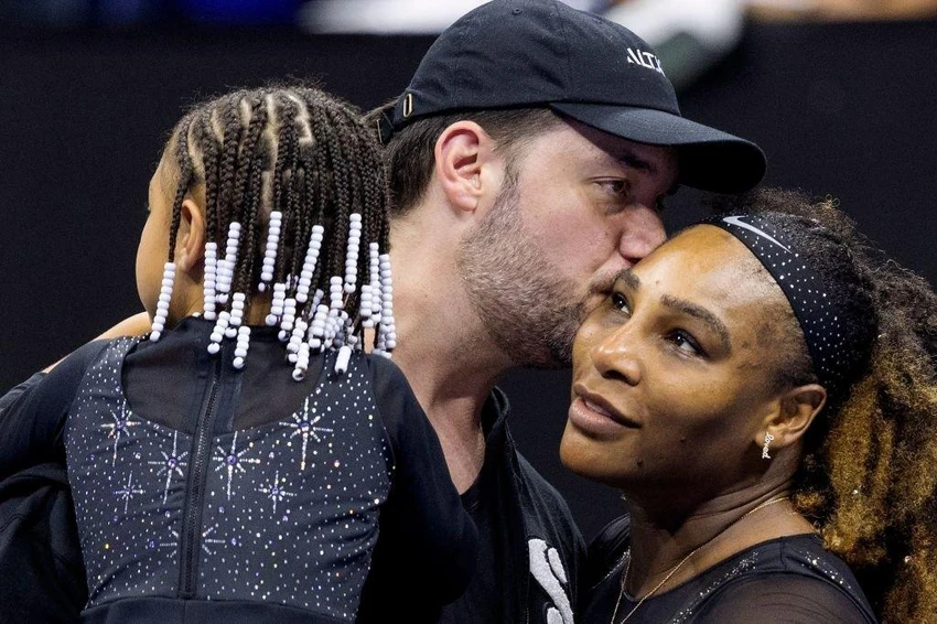 Chồng và con gái chia sẻ niềm vui cùng Serena. Ảnh: GETTY Chồng và con gái chia sẻ niềm vui cùng Serena. Ảnh: GETTY