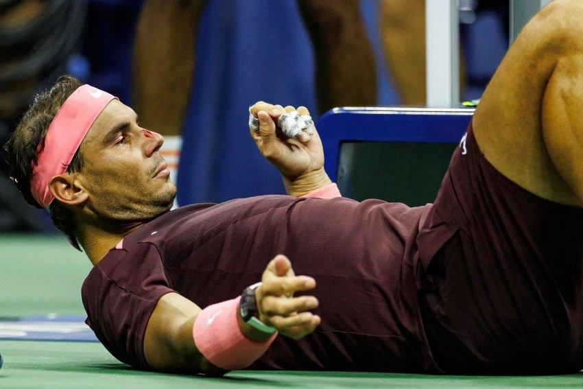 Nadal gượng dậy sau pha đổ máu mũi. Ảnh: GETTY Nadal gượng dậy sau pha đổ máu mũi. Ảnh: GETTY