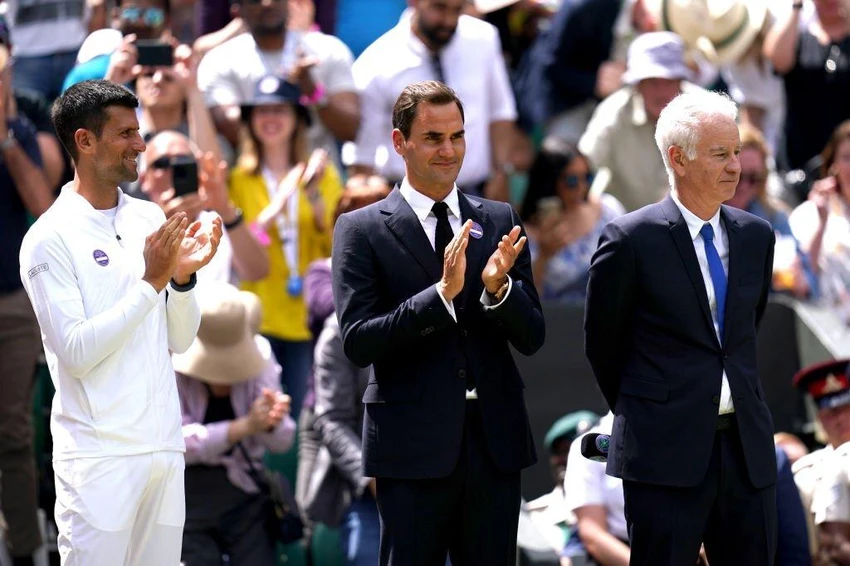 Djokovic, Federer và huyền thoại John McEnrore được tôn vinh tại Wimbledon 2022. Ảnh: GETTY