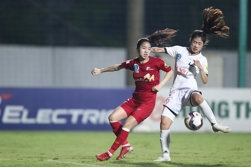 Phong Phú Hà Nam (đỏ) nhận thất bại 0-2 trước Hà Nội 1. Ảnh: CMQ