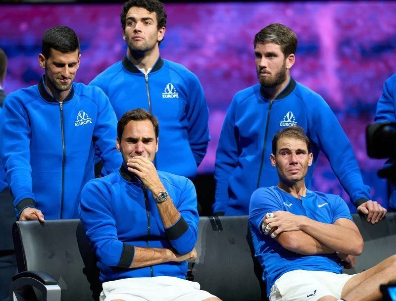 Djokovic (trái) tham gia Team châu Âu cùng với Federer, Nadal (hàng ngồi) tranh tài ở Laver Cup. Ảnh: GETTY Djokovic (trái) tham gia Team châu Âu cùng với Federer, Nadal (hàng ngồi) tranh tài ở Laver Cup. Ảnh: GETTY