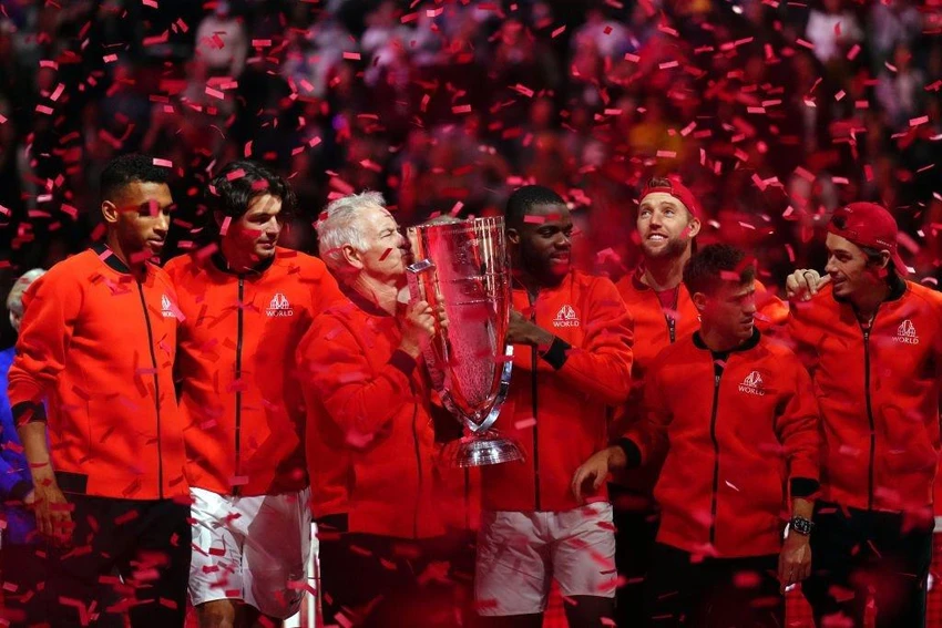 Đội trưởng McEnroe cũng được nâng chiếc cúp vô địch. Ảnh: GETTY Đội trưởng McEnroe cũng được nâng chiếc cúp vô địch. Ảnh: GETTY