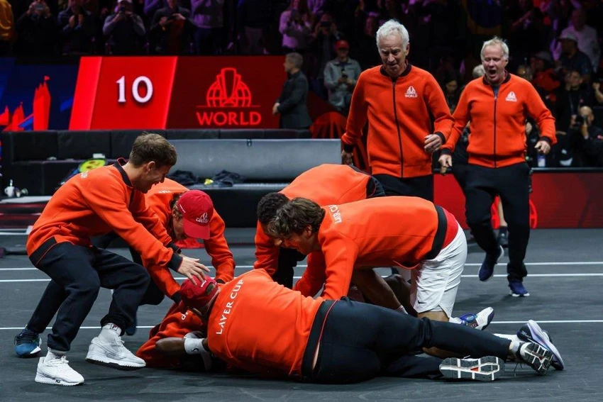 Team Thế giới đổ ập xuống sân sau chiến thắng của Tiafoe. Ảnh: GETTY Team Thế giới đổ ập xuống sân sau chiến thắng của Tiafoe. Ảnh: GETTY