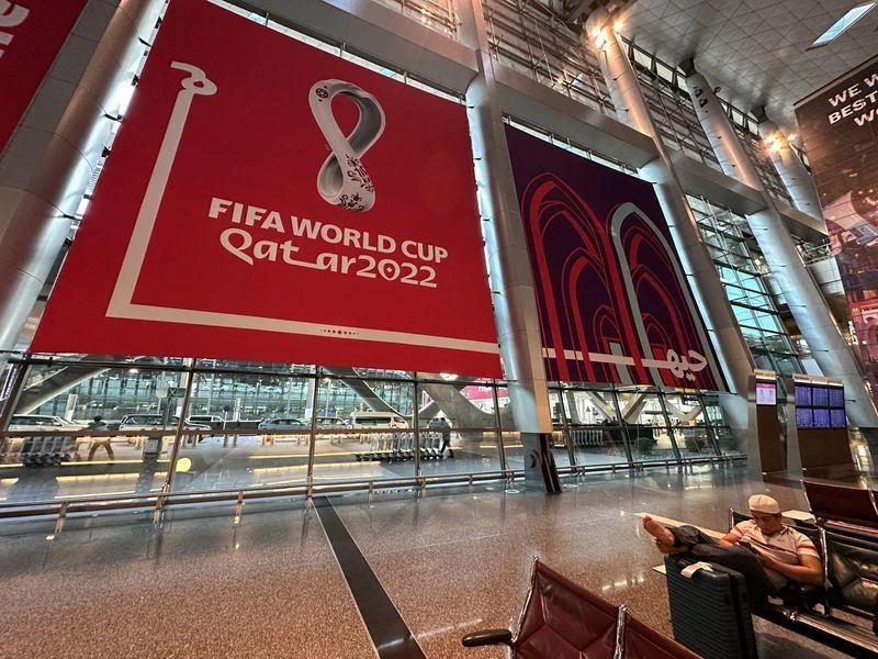 Thương hiệu của FIFA World Cup Qatar 2022 xuất hiện tại sân bay Hamad. Ảnh: REUTERS