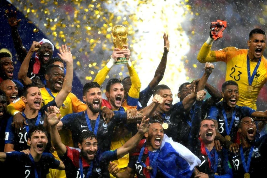 Đội tuyển Pháp và cúp vô địch World Cup 2018. Ảnh: GETTY Đội tuyển Pháp và cúp vô địch World Cup 2018. Ảnh: GETTY