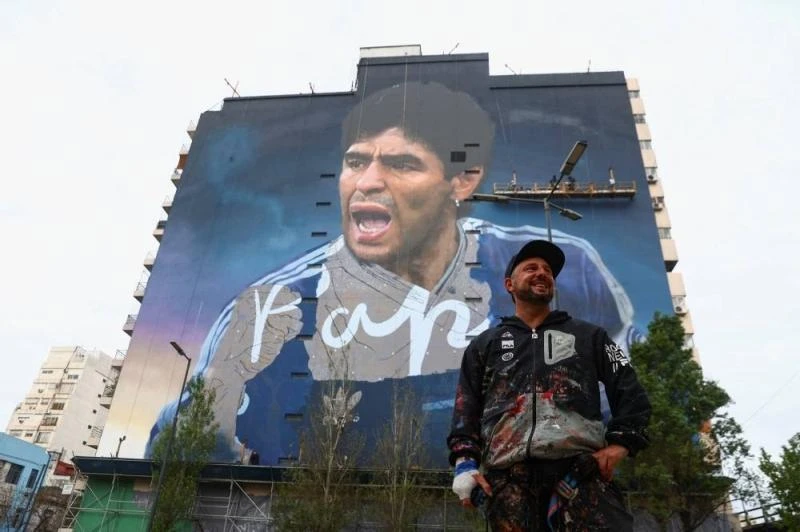 Họa sĩ Martin Ron tạo dáng bên bức tranh khổng lồ về danh thủ quá cố Maradona. Ảnh: REUTERS Họa sĩ Martin Ron tạo dáng bên bức tranh khổng lồ về danh thủ quá cố Maradona. Ảnh: REUTERS