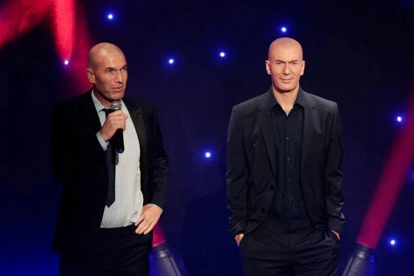 Zidane thật và "Zidane sáp" cùng đọ sắc. Ảnh: GETTY Zidane thật và "Zidane sáp" cùng đọ sắc. Ảnh: GETTY