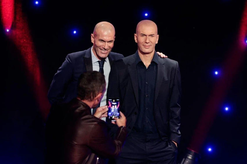 Zidane tươi cười bên phiên bản của chính mình. Ảnh: GETTY Zidane tươi cười bên phiên bản của chính mình. Ảnh: GETTY