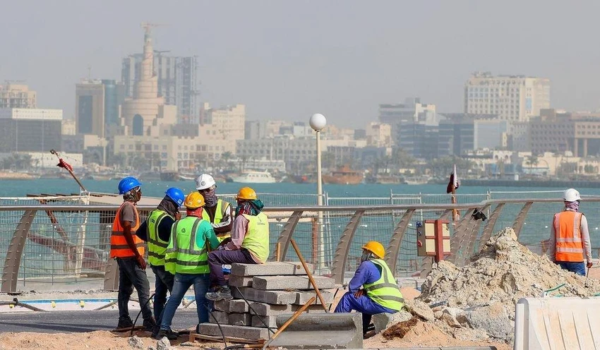 Công nhân người nước ngoài làm việc trên đường phố Qatar. Ảnh: GETTY Công nhân người nước ngoài làm việc trên đường phố Qatar. Ảnh: GETTY