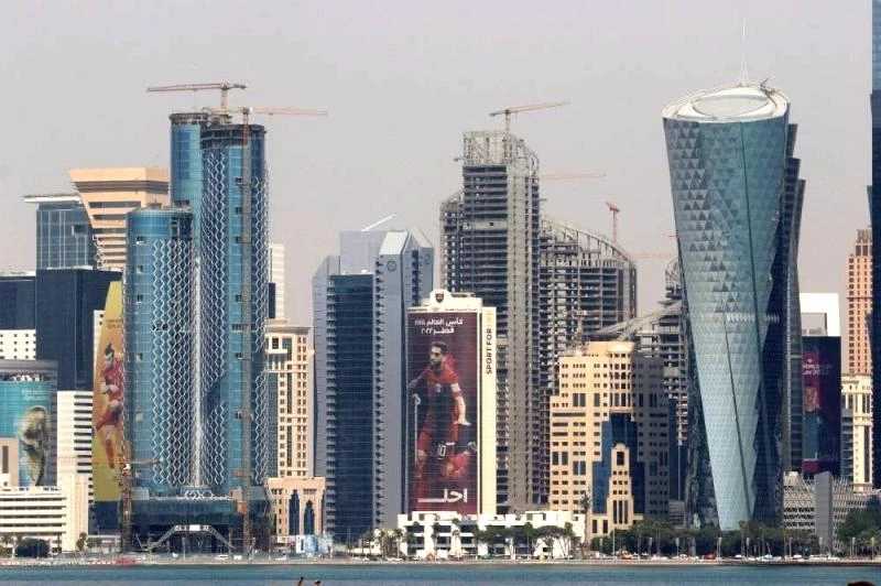 Hình ảnh các cầu thủ bóng đá xuất hiện trên những tòa nhà cao tầng ở thủ đô Doha - Qatar. Ảnh: REUTERS Hình ảnh các cầu thủ bóng đá xuất hiện trên những tòa nhà cao tầng ở thủ đô Doha - Qatar. Ảnh: REUTERS