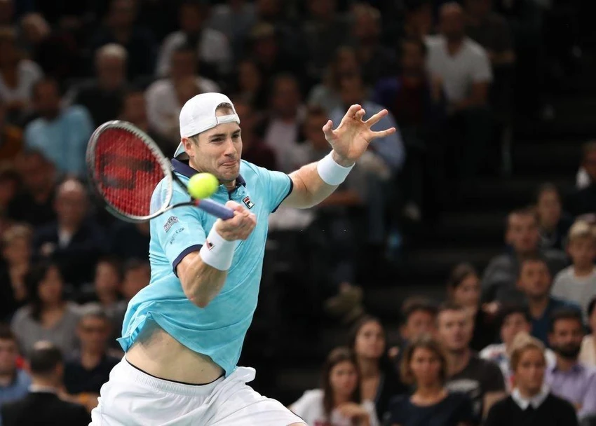 ...và John Isner cũng giành quyền đi tiếp. Ảnh: GETTY ...và John Isner cũng giành quyền đi tiếp. Ảnh: GETTY