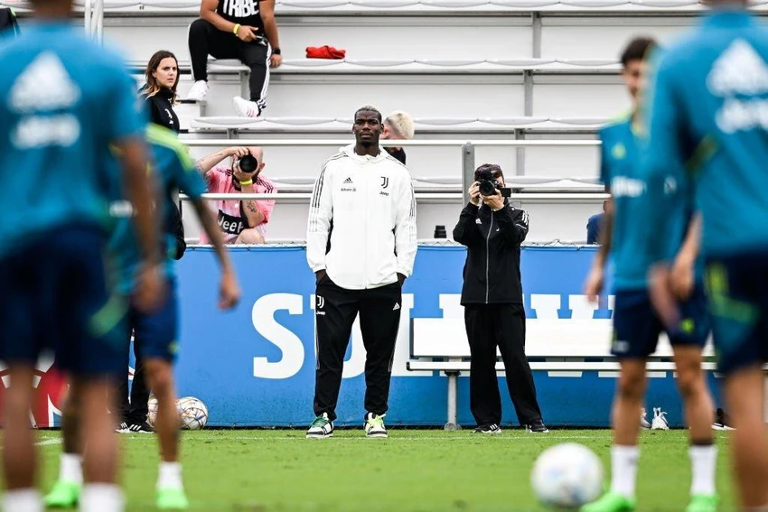 Tiền vệ Pháp, Pogba đứng ngoài trong các buổi tập của đồng đội Juve. Ảnh: GETTY Tiền vệ Pháp, Pogba đứng ngoài trong các buổi tập của đồng đội Juve. Ảnh: GETTY