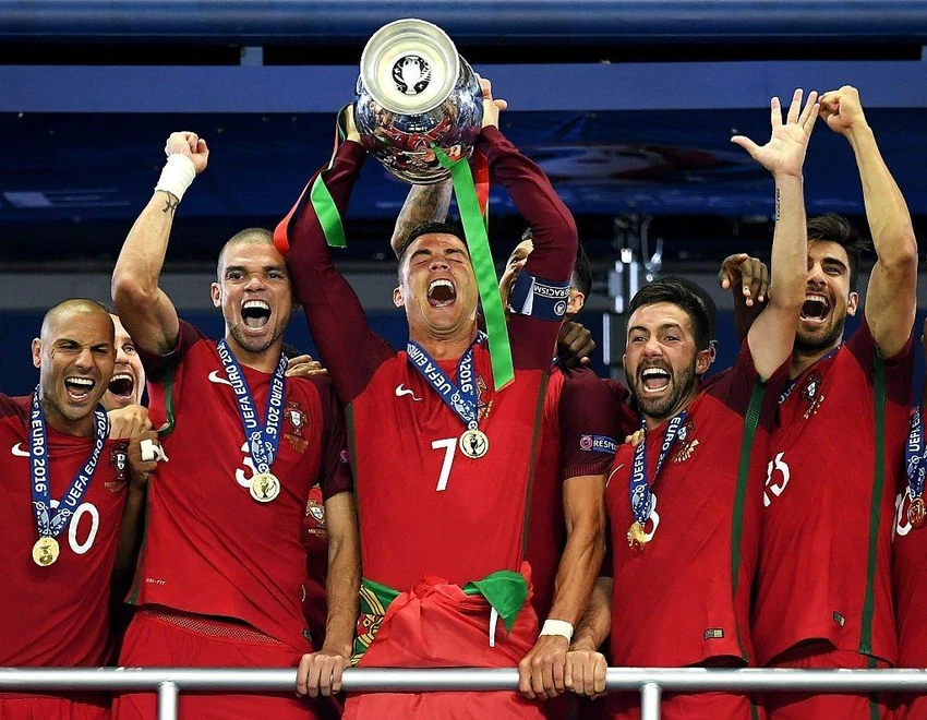 Ronaldo nâng cúp vô địch Euro 2016 cùng tuyển Bồ Đào Nha. Ảnh: GETTY Ronaldo nâng cúp vô địch Euro 2016 cùng tuyển Bồ Đào Nha. Ảnh: GETTY