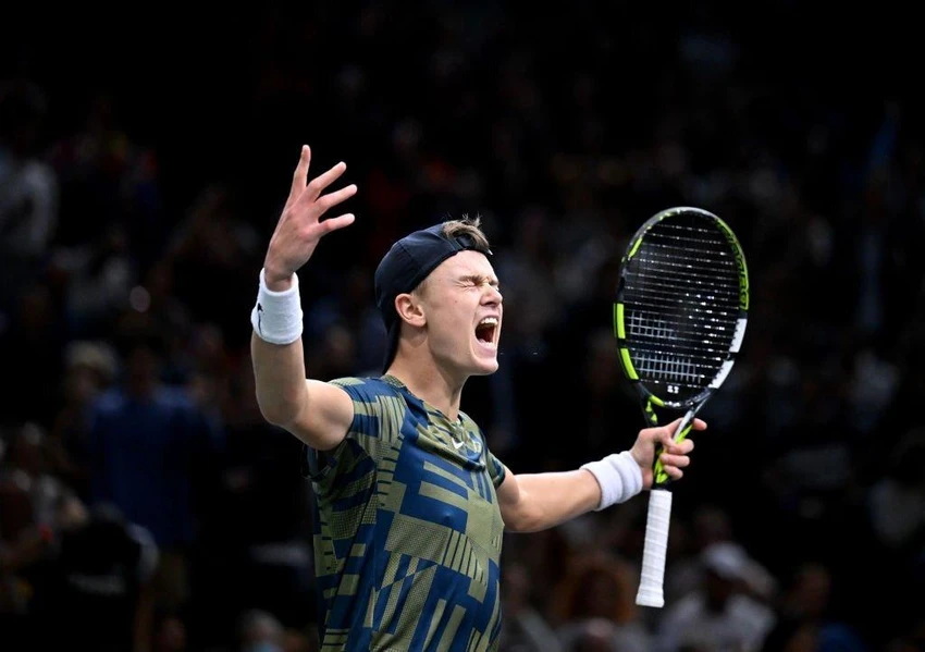Tay vợt 19 tuổi vô địch Paris Masters và lọt vào tốp 10 thế giới. Ảnh: GETTY Tay vợt 19 tuổi vô địch Paris Masters và lọt vào tốp 10 thế giới. Ảnh: GETTY