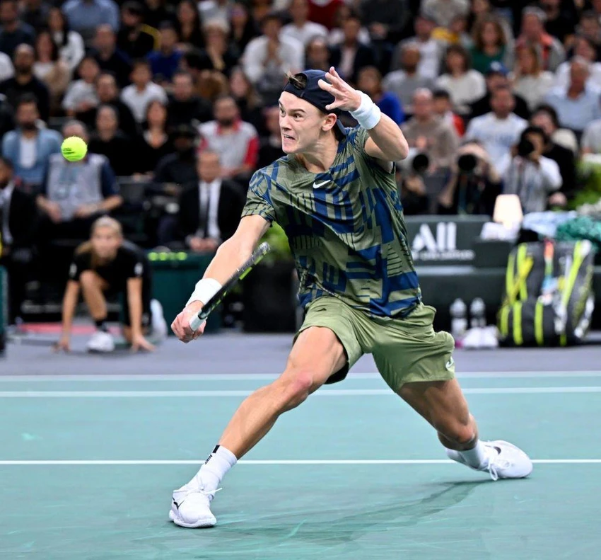 Holger Rune lội ngược dòng khó tin, đánh bại đương kim vô địch Djokovic. Ảnh: GETTY Holger Rune lội ngược dòng khó tin, đánh bại đương kim vô địch Djokovic. Ảnh: GETTY