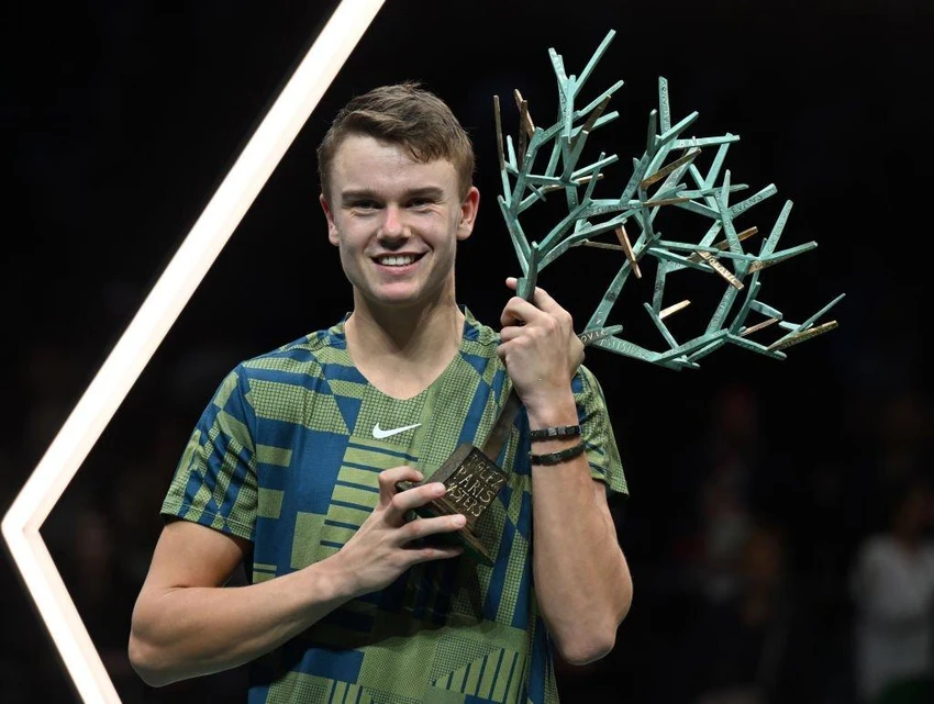 Cúp vô địch Paris Masters đầu tiên trong sự nghiệp tay vợt Đan Mạch. Ảnh: GETTY Cúp vô địch Paris Masters đầu tiên trong sự nghiệp tay vợt Đan Mạch. Ảnh: GETTY