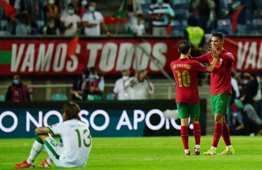 Bernardo cùng Ronaldo ăn mừng bàn thắng trong màu áo tuyển Bồ Đào Nha. Ảnh: GETTY bernardo silva