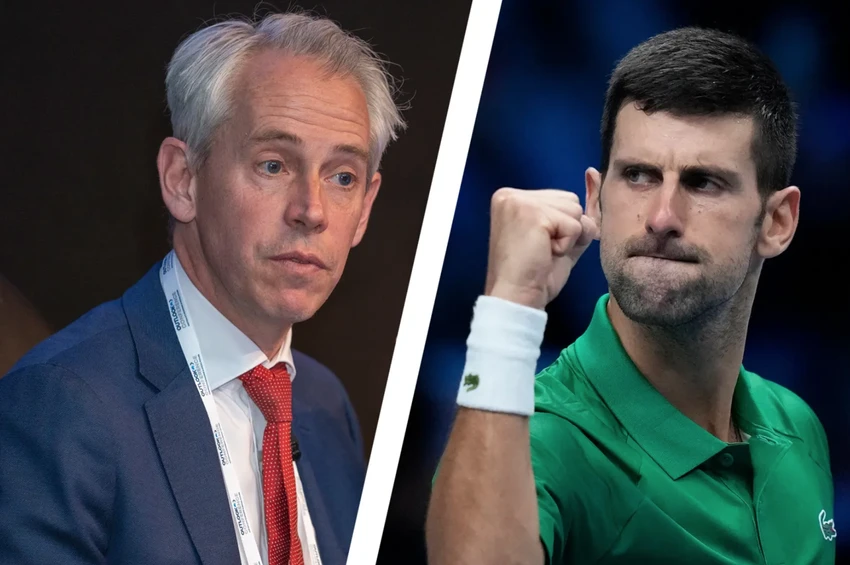 Bộ trưởng Nhập cư Úc - Andrew Giles và Novak Djokovic. Ảnh: SMH Tay vợt Djokovic