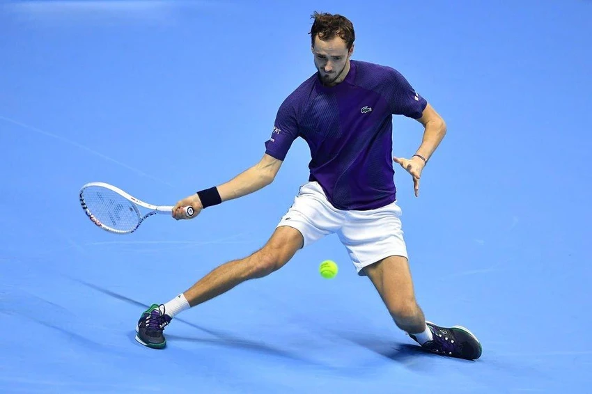 Medvedev ở vào tư thế khó trong một pha cứu bóng thuận tay. Ảnh: GETTY Medvedev ở vào tư thế khó