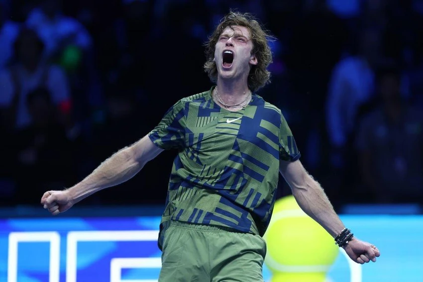 Rublev ăn mừng chiến thắng trước đồng hương Medvedev. Ảnh: GETTY Rublev ăn mừng chiến thắng