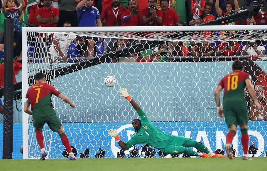 Cận cảnh tình huống Ronaldo ngã kiếm penalty và ghi bàn. ẢNH: GETTY