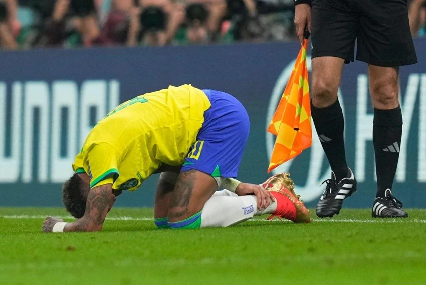 Tiền đạo của Selecao đau đớn sau pha va chạm ở trận gặp tuyển Serbia. Ảnh: GETTY Tiền đạo của Selecao đau đớn sau pha va chạm ở trận gặp tuyển Serbia. Ảnh: GETTY