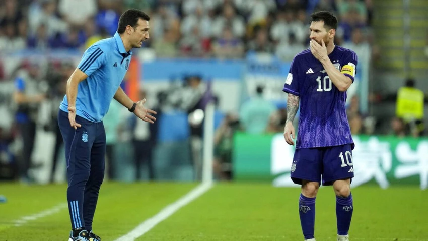 HLV Scaloni chỉ đạo Messi trong trận thắng Ba Lan 2-0. Ảnh: GETTY HLV Scaloni chỉ đạo Messi trong trận thắng Ba Lan 2-0. Ảnh: GETTY