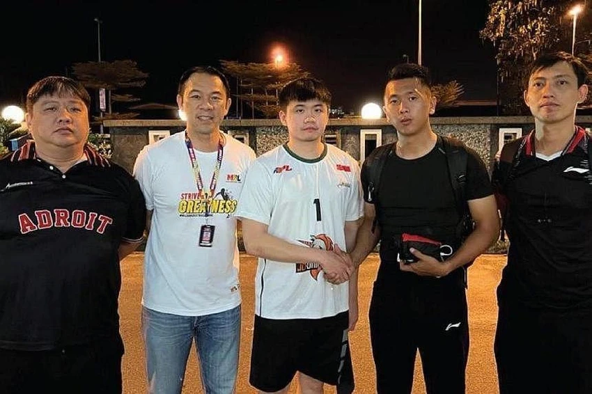 Poh Wei Hao (giữa) bắt tay giảng hòa với trọng tài Ho. Ảnh: MBL