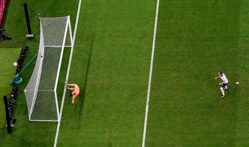 Cú sút hỏng quả 11m thứ 2 của Harry Kane. Ảnh: REUTERS Cú sút hỏng quả 11m thứ 2 của Harry Kane. Ảnh: REUTERS