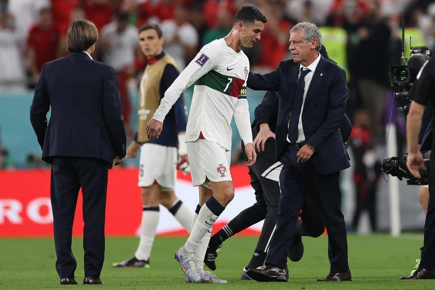 Ronaldo bật khóc trước sự an ủi của HLV Santos. Ảnh: GETTY Ronaldo bật khóc trước sự an ủi của HLV Santos. Ảnh: GETTY