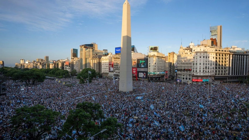 Biển người đổ ra đường ăn mừng chiến thắng của Argentina tại bán kết World Cup 2022. Ảnh: GETTY Biển người đổ ra đường ăn mừng chiến thắng của Argentina tại bán kết World Cup 2022. Ảnh: GETTY