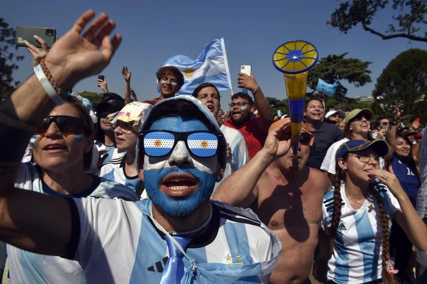 CĐV hò reo với chiến thắng 3 sao của Messi và đồng đội. Ảnh: GETTY CĐV hò reo với chiến thắng 3 sao của Messi và đồng đội. Ảnh: GETTY