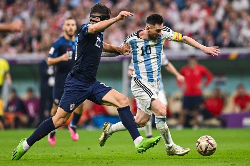 Trung vệ Gvardiol bất lực trước khả năng kiểm soát bóng phi thường của Messi. Ảnh: GETTY Trung vệ Gvardiol bất lực trước khả năng kiểm soát bóng phi thường của Messi. Ảnh: GETTY