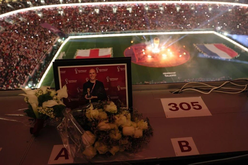 Đồng nghiệp tưởng niệm Grant Wahl tại vị trí tác nghiệp của ông ở World Cup 2022. Ảnh: GETTY