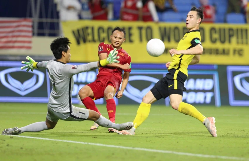 Dion Cools ngăn cản pha xâm nhập của Trọng Hoàng tại vòng loại World Cup 2022. Ảnh: ANH THỎA Dion Cools ngăn cản pha xâm nhập của Trọng Hoàng tại vòng loại World Cup 2022. Ảnh: ANH THỎA