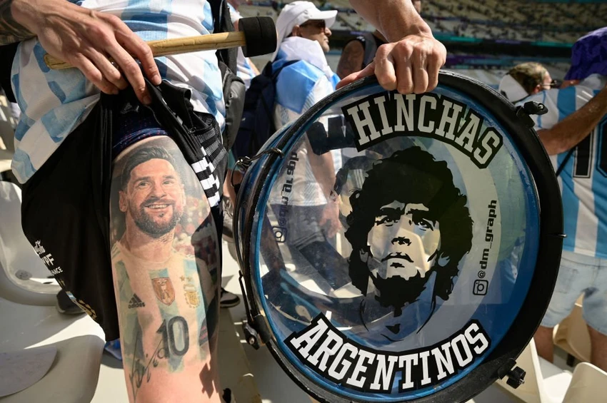 Một CĐV so sánh hình xăm Messi với cố huyền thoại bóng đá Argentina - Diego Maradona. Ảnh: GETTY Một CĐV so sánh hình xăm Messi với cố huyền thoại bóng đá Argentina - Diego Maradona. Ảnh: GETTY