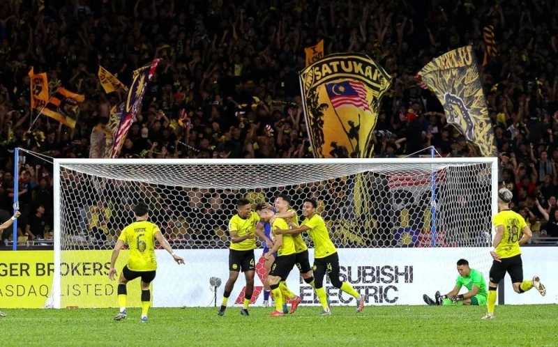 Các tuyển thủ Malaysia ăn mừng chiến thắng 4-1 trước láng giềng Singapore. Ảnh: BERNAMA Các tuyển thủ Malaysia ăn mừng chiến thắng 4-1 trước láng giềng Singapore. Ảnh: BERNAMA
