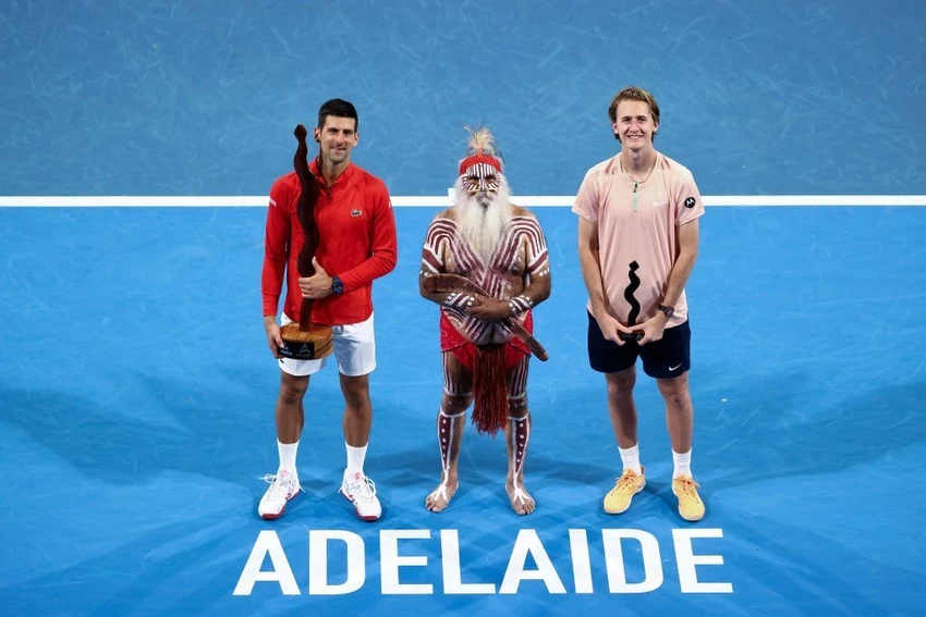Djokovic và Korda nhận giải thưởng sau trận chung kết Adelaide 1. Ảnh: GETTY Djokovic và Korda nhận giải thưởng sau trận chung kết Adelaide 1. Ảnh: GETTY