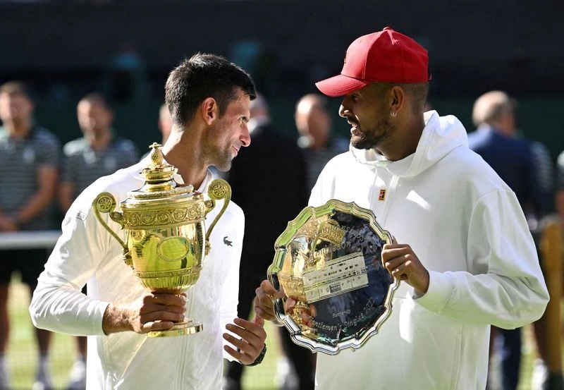 Djokovic và Kyrgios bất ngờ tái hiện trận chung kết Wimbledon ngay trước thềm giải Úc mở rộng 2023. Ảnh; REUTERS Djokovic và Kyrgios bất ngờ tái hiện trận chung kết Wimbledon ngay trước thềm giải Úc mở rộng 2023. Ảnh; REUTERS